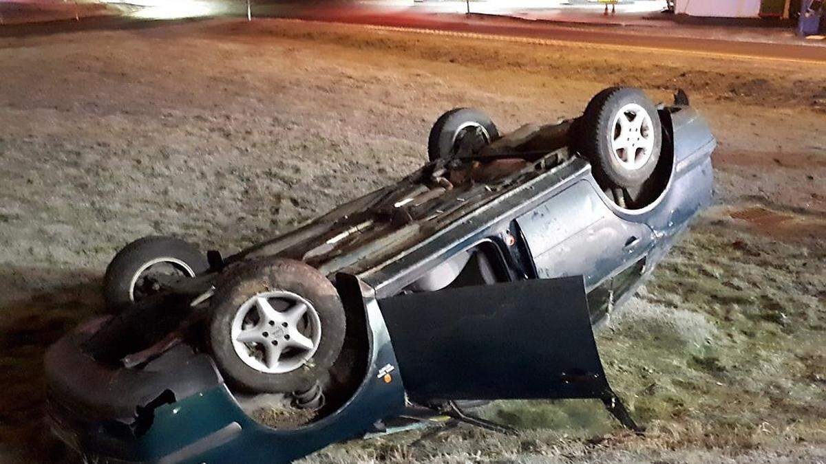 Das Auto kam in der Wiese auf dem Dach zum Liegen - der Lenker erlitt leichte Verletzungen