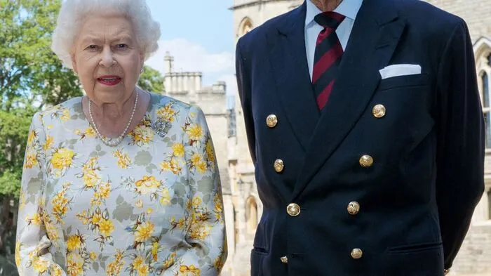 "Mit tiefer Trauer verkündet Ihre Majestät, die Königin, den Tod ihres geliebten Mannes, seiner Königlichen Hoheit, des Prinzen Philip, Herzog von Edinburgh. Seine Königliche Hoheit ist heute Morgen friedlich in Windsor Castle verstorben."