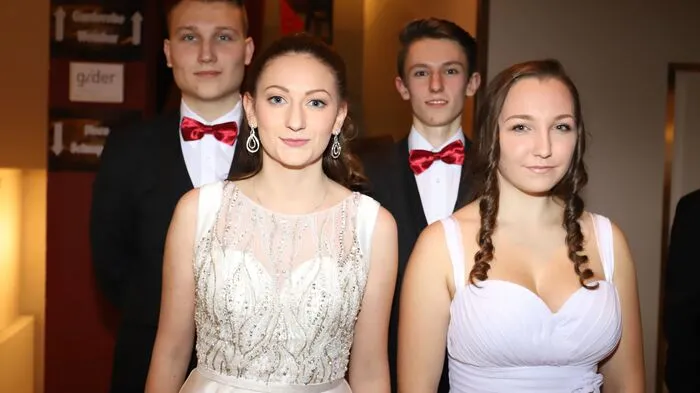 Die 13 Maturanten der HTL Voitsberg standen mit ihren Tanzpartnern im Eingangsbereich des Festsaales Rosental Spalier und begrüßten die zahlreichen Besucher. 