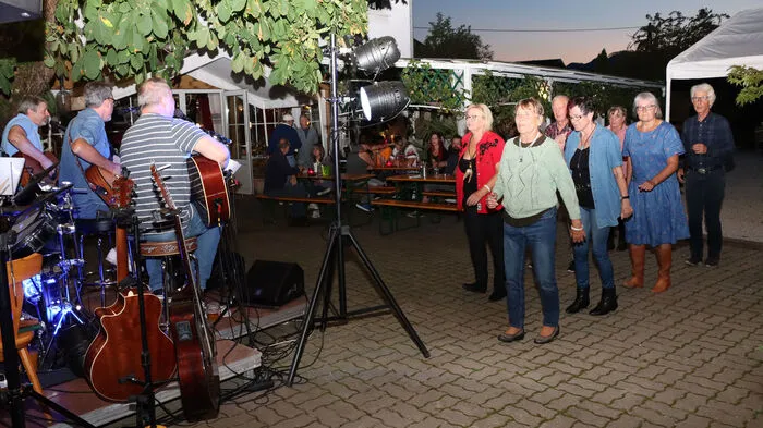 Unter dem Bandnamen ROQ haben sich die drei Musiker Bernhard Kanduth, Marco Caruso und Siegfried Greschitz 2019 als Acoustic-Rock-Band zusammengefunden. Nach vier Jahren wurde mit Manfred Weber, das Trio zum Quartett umgewandelt.Die Feldkirchner Linedancegruppe  von Dieter „Blacky“ Schwarz umrahmten mit ihren Tänzen den Abend beim Kreuzwirt.