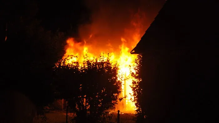 Um 01.12 Uhr in der Nacht auf Samstag gingen bei der Landesleitzentrale Lebring mehrerer Notrufe ein, wonach ein Gebäude in Voitsberg in Vollbrand stehe.