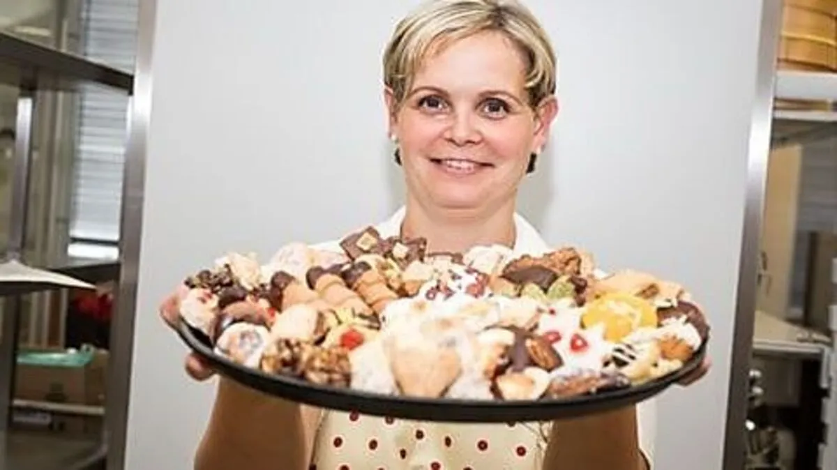 Seminarbäurin Gertraud Wank mit Keksen aus dem Magazin "Unsere liebsten Weihnachtskekse"