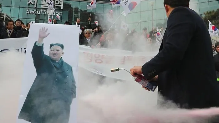 Südkoreanische Demonstranten verbrennen ein Bild des nordkoreanischen Diktators Kim Jong-un 