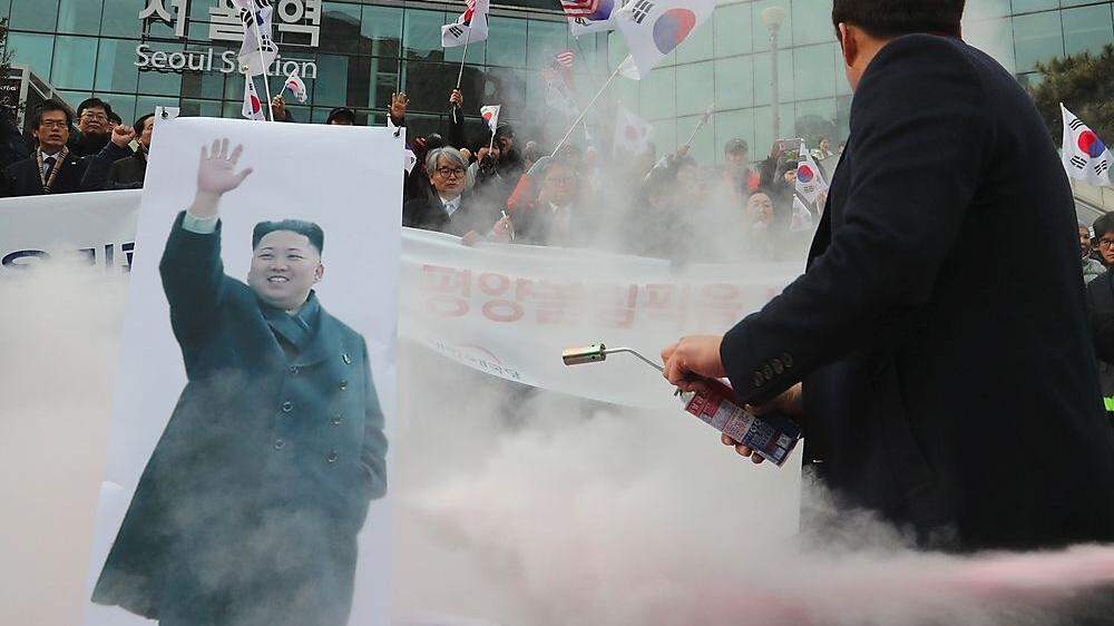 Südkoreanische Demonstranten verbrennen ein Bild des nordkoreanischen Diktators Kim Jong-un 