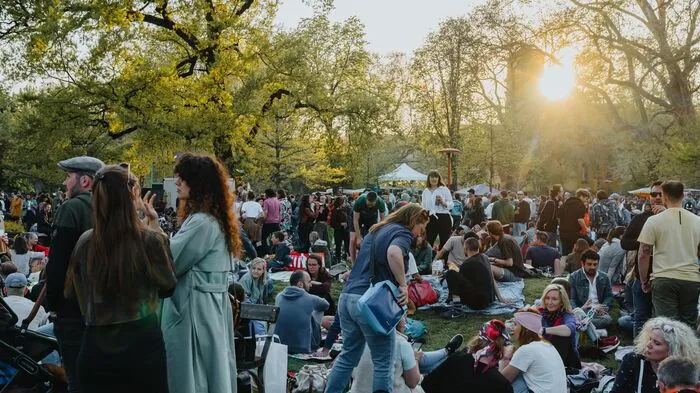 So schön, so groß und so viel los: So ziemlich der gesamte Volksgarten war ab Samstagnachmittag gefüllt mit Schlagergarten-Gästen ...
