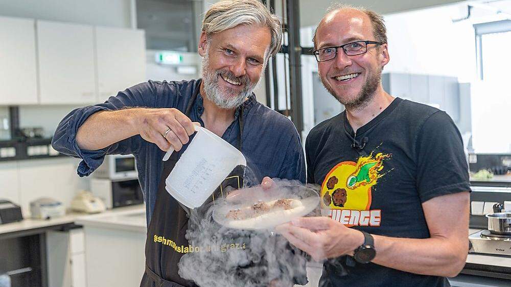 Science Busters bei der Arbeit: Mikrobiologe Helmut Jungwirth von der Universität Graz und Astronom Florian Freistetter
