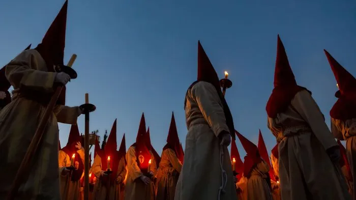 In der Karwoche finden in Spanien hunderte Prozessionen, mit denen des Todes Christi gedacht wird, statt.