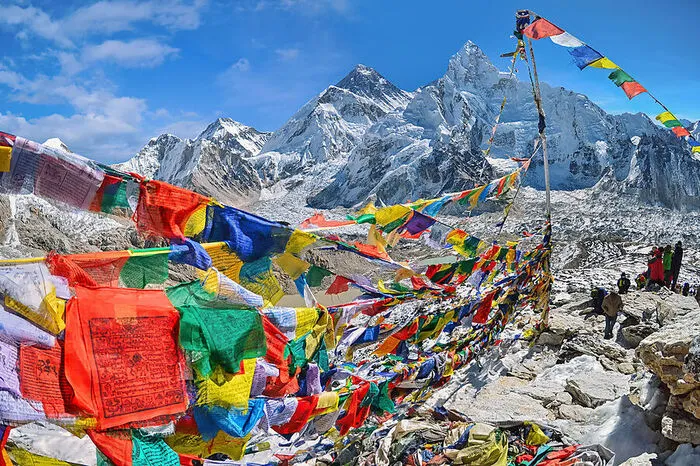 Mount Everest. Immer mehr Hobby-Kletterer stauen sich auf dem höchsten Berg der Welt, der wegen des Andrangs auch gleich ein paar neue Gipfel bekommt: in Form riesiger Müllberge, die die Alpinisten zurücklassen.