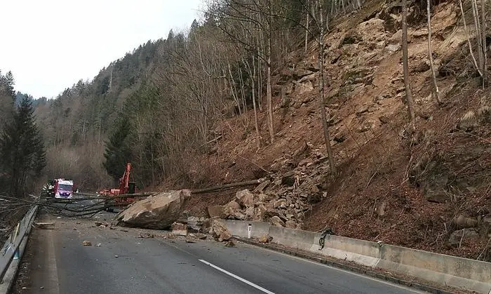 Tonnenschwere Felsen stürzten auf die Packer Straße