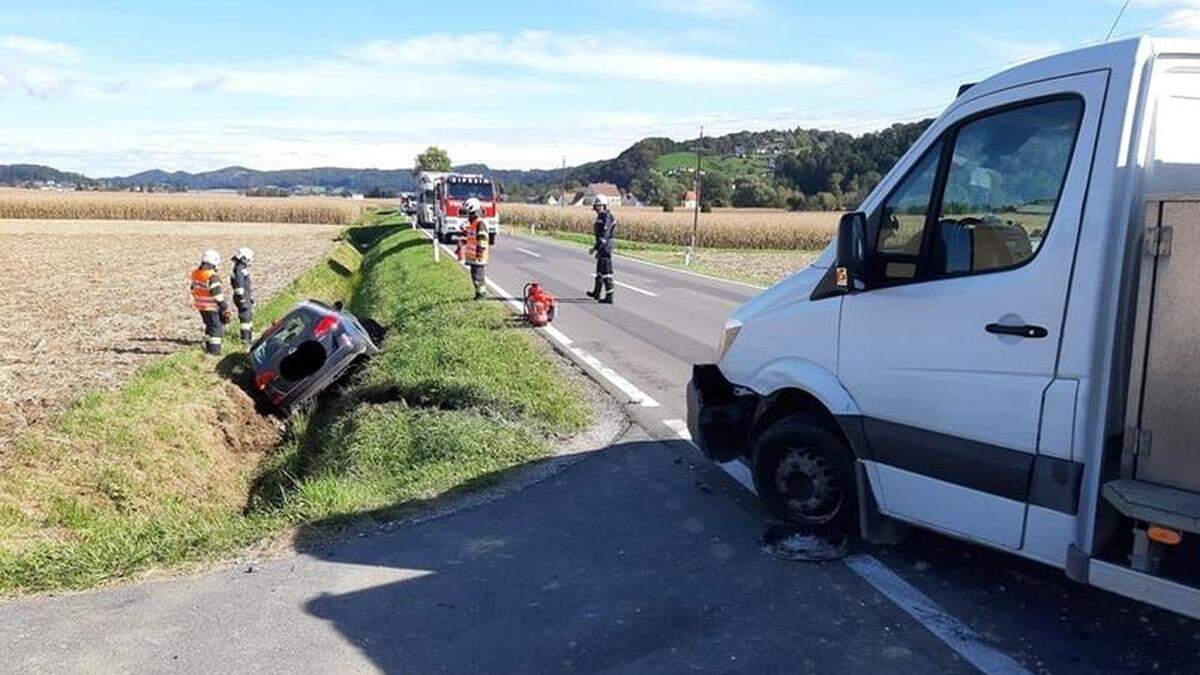 Der Pkw landete nach der Kollision im Straßengraben