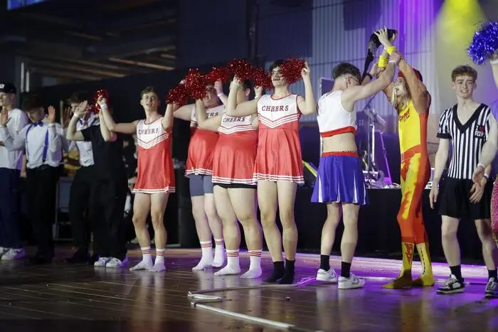 Um Mitternacht wurde es noch einmal spektakulär: Unter der Choreografie von „Dance Austria“ zeigten die Schülerinnen und Schüler eine aufwändig inszenierte Einlage, inklusive Wrestling-Szene mit viel Körpereinsatz.