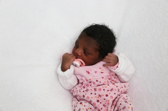 Hallo, kleine Mirabel! Rita Annabel und Efosa Iyoha sind die stolzen Eltern der Kleinen, geboren wurde sie am 27. Dezember in der Uniklinik Graz.