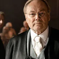 Klaus Maria Brandauer in Ferdinand von Schirachs "Feinde: Das Geständnis"
