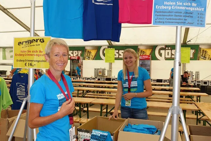 Auch die Erinnerungs-Shirts kamen nicht zu kurz.