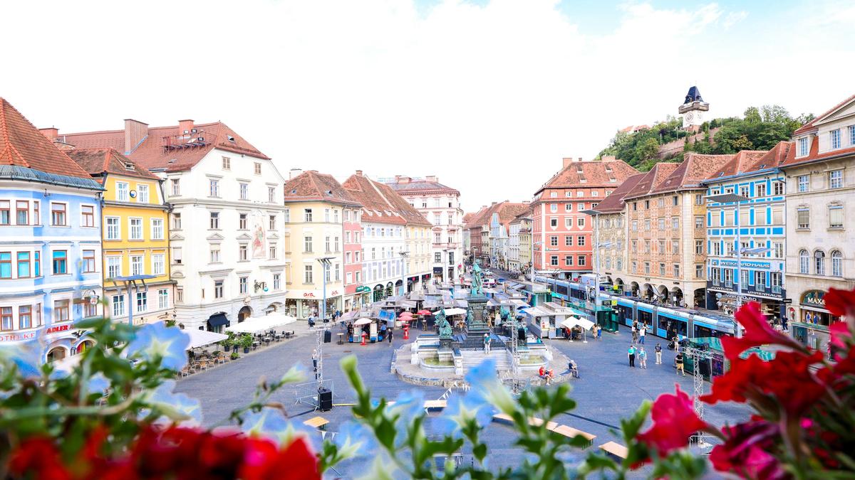 Stadt Graz, Hauptplatz, Sujet, Blick vom Rathaus, Menschen, Schloßberg, Altstadt, Uhrtum, Graz am 02.08.2024