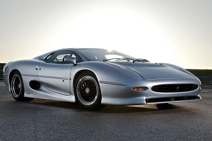 Es sollte das schnellste Fahrzeug mit Straßenzulassung werden. Der Jaguar XJ220 basierte auf Jaguars Le-Mans-Rakete mit 6,2-Liter-V12, die beim 24-Stunden-Rennen 1987 und 1988 als Sieger hervorgegangen war. Und obwohl er rund sieben Millionen Schilling kosten sollte, gingen 1989 innerhalb weniger Tage 1500 Bestellungen ein. So weit, so gut - möchte man meinen. Aber dann ersetzte Jaguar den versprochenen V12 durch einen Sechszylinder, woraufhin das Supersportwagenimage über und die Kunden von Bord gingen und die Aufträge reihenweise stornierten. Die ganze Geschichte lesen Sie hier.