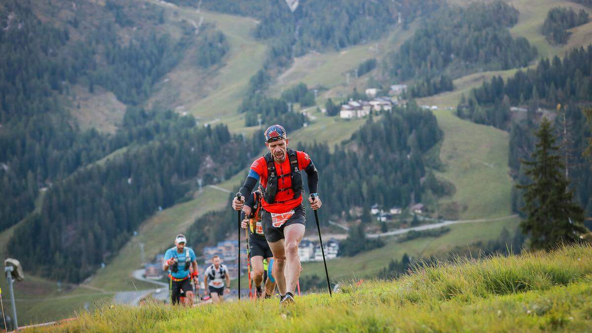 Nassfeld Mountain Vertikal Bewerb, der dieses Jahr zum zweiten Mal stattfindet. Rund 3.500 Schritte und über 570 Höhenmeter gilt es beim Nassfeld Mountain Vertikal am Weg zum Kammleitn-Gipfelkreuz zu absolvieren