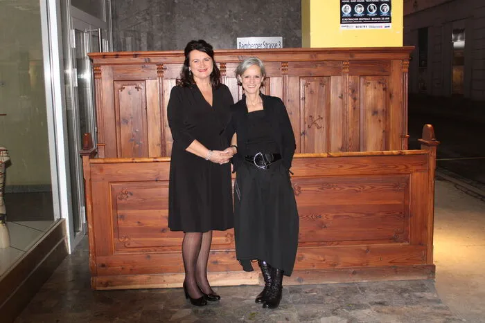 Karin Maier und Elke Kraiger sammelten im Rahmen der Christmas Kitsch-Party für das Lavanttaler Frauenhaus.