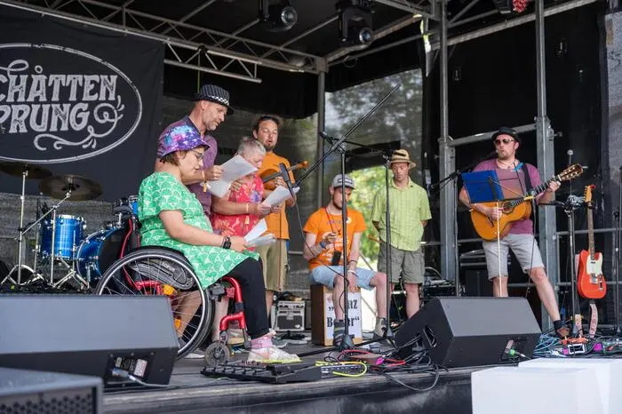 Zuerst trat die Lebenshilfe-Band „Ganz besser“ auf