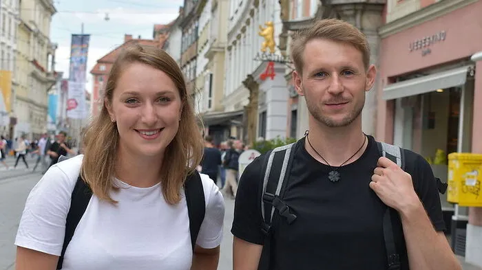 Für Christina Birnhuber und Lukas Feldgrill fühlt sich dieses Jahr sehr ungewöhnlich an. "Es läuft alles ganz anders als geplant. Zwischendurch war schon wieder ein Aufwärtsgefühl zu spüren, jetzt wieder Unsicherheit", so Birnhuber. "Trotzdem kommt mir Graz belebter vor als sonst. Die Leute sind nicht kaum auf Urlaub, sie bleiben hier, und das ist eigentlich etwas Positives", lacht sie. "Aber das Wetter empfinde ich als ausbaufähig. Heute wollten wir einen Wander-Ausflug machen, aber das Wetter spielte nicht mit. Jetzt bummeln wir eben", so Feldgrill.