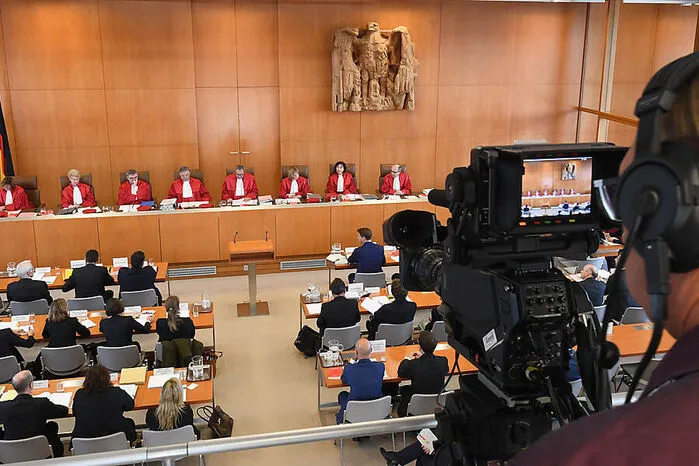 Der strenge Maßstab "gilt ganz besonders, wenn - wie im vorliegenden Fall - eine Maßnahme mit völkerrechtlichen oder außenpolitischen Außenwirkungen in Rede steht", sagte Gerichtspräsident Andreas Voßkuhle am Mittwoch in Karlsruhe zum Auftakt der Verhandlung.