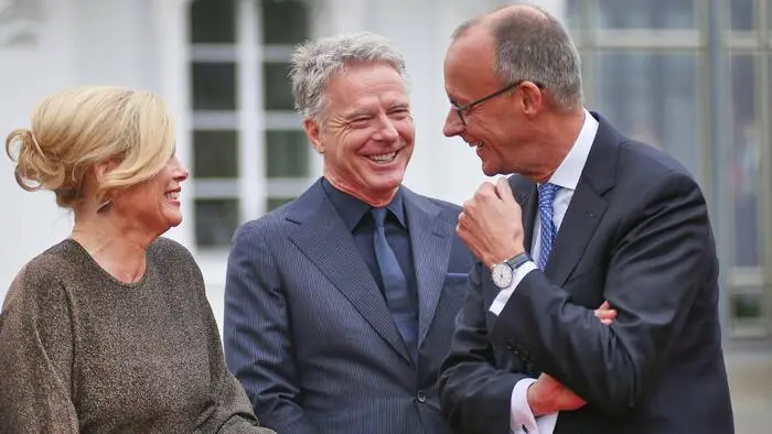 Deutschlands Bundestagspräsidentin Julia Klöckner, TV-Moderator Jörg Pilawa und Bundeskanzler Friedrich Merz im Oktober 2025