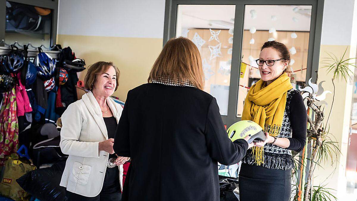 Obfrau-Stellvertreterin Elisabeth Wappis und Geschäftsführerin Ingrid Schwarzenbacher vom Frauenhaus reichen Frauen in Notsituationen eine helfende Hand (gestellte Aufnahme)