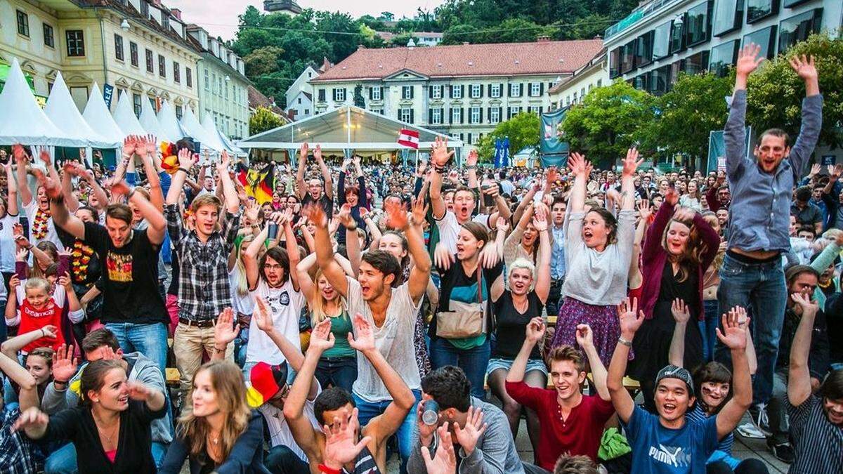 Mitfiebern und feiern - der Karmeliterplatz ist einer der schönsten Plätze zum EM-Schauen