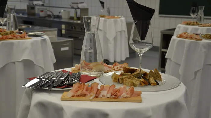 Die Kärntner Tourismusschule Warmbad Villach setzt auf Slow Food. Regionale Genussexperten waren zu Gast, referierten zum Thema und kochten auf. Als Slow Food-Schule möchte sich der Standort Villach einen Namen machen.