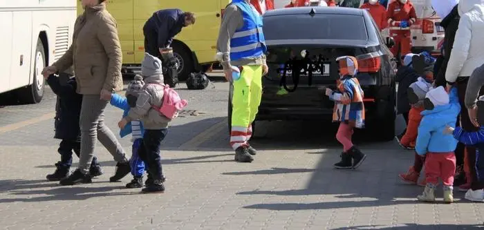 Die ukrainischen Waisenkinder bei Zwischenstation in Polen