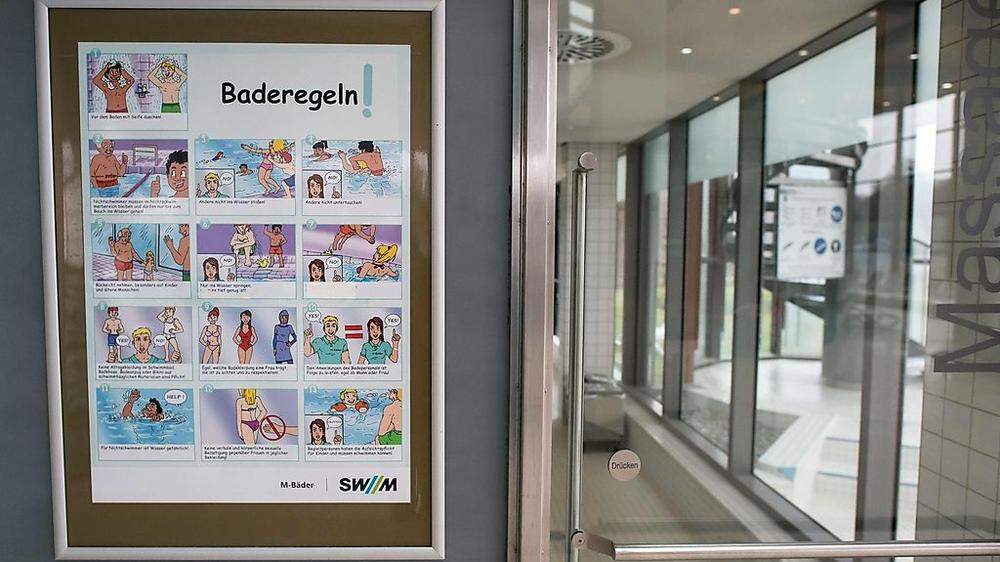 "Baderegeln" im Schwimmbad in Bornheim - Wegen sexueller Übergriffe durch Flüchtlinge hatte die Stadt Bornheim bei Bonn zwischenzeitlich ein Schwimmbadverbot für Flüchtlinge erlassen  