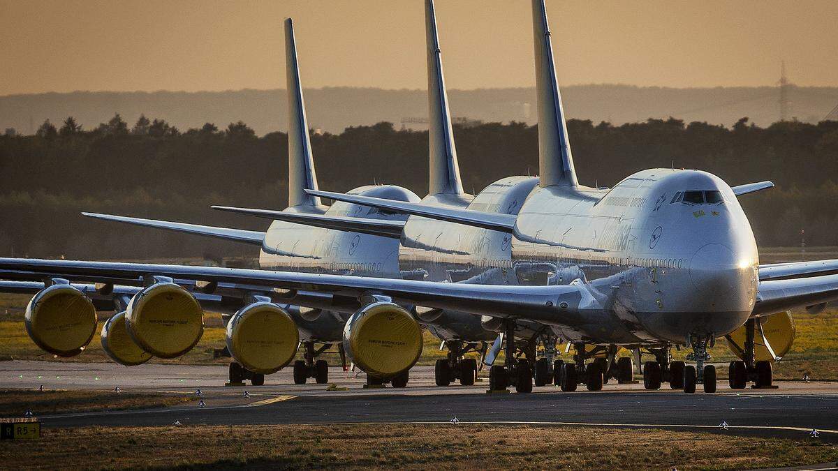 Wegen des Vorfalls saßen etliche Passagiere zunächst in Flugzeugen auf dem Rollfeld fest. 