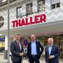 Stefan Thaller (M) will mit der Übernahme ein klares Bekenntnis zur Innenstadt und zum stationären Einzelhandel abgeben. Im Bild mit WKO-Bezirksstellenleiter Thomas Heuberger (l.) und Bürgermeister Josef Ober (r.)