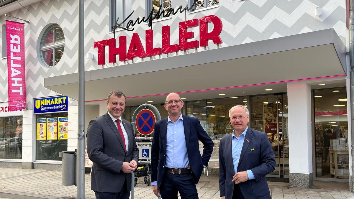 Stefan Thaller (M) will mit der Übernahme ein klares Bekenntnis zur Innenstadt und zum stationären Einzelhandel abgeben. Im Bild mit WKO-Bezirksstellenleiter Thomas Heuberger (l.) und Bürgermeister Josef Ober (r.)