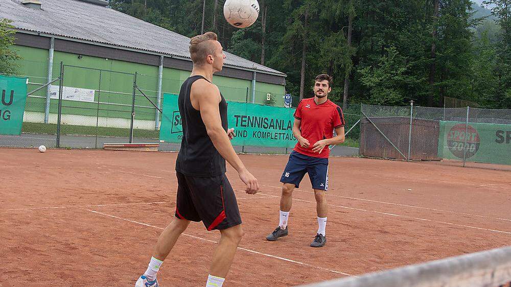 Julian Tacha und Alexander Adelmann sind die Sieger des ersten Mürzer Fußballtennis-Turniers 