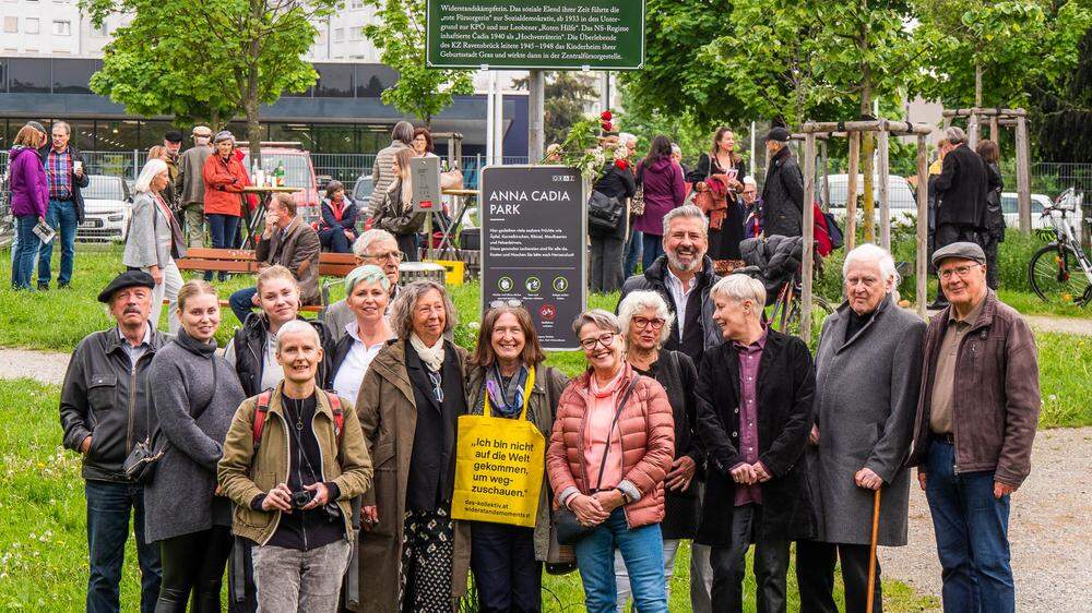 Bürgermeisterin Elke Kahr (Mitte) enthüllte am 8. Mai 2023 in Graz eine Gedenktafel für Widerstandskämpferin Anna Čadia, anwesend war auch ihre Urenkelin, die Kulturschaffende Jo Schmeiser (ganz vorne)