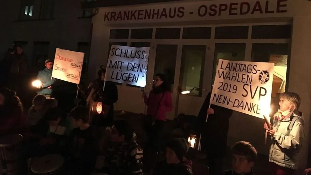 Die Teilnehmer der Mahnwache zeigten ihre Botschaften mit Plakaten. Ansprachen gab es keine