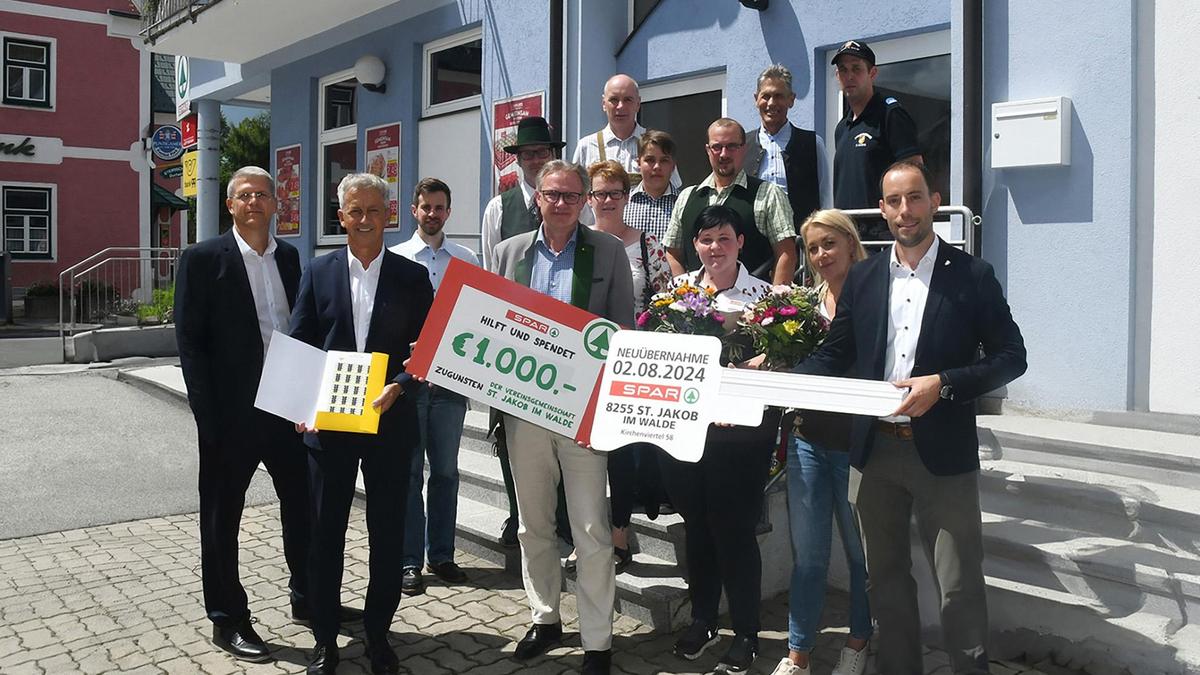 Die Gemeinde (Bürgermeister Johannes Payerhofer ganz rechts im Bild) betreibt den 200 Quadratmeter großen Spar in St. Jakob im Walde ab sofort selbst