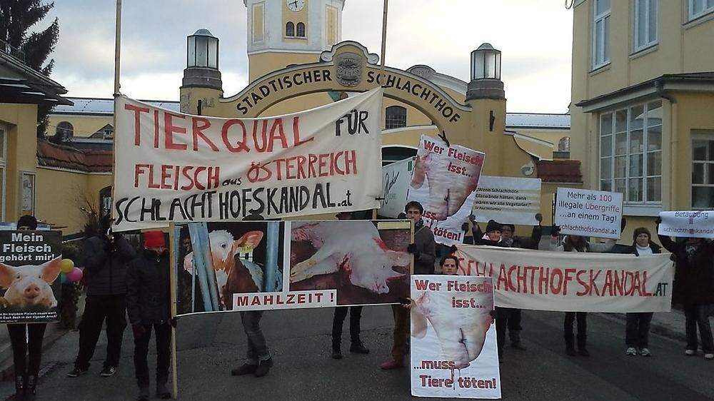 Vor dem Klagenfurter Schlachthof hielten Tierschützer eine Mahnwache ab