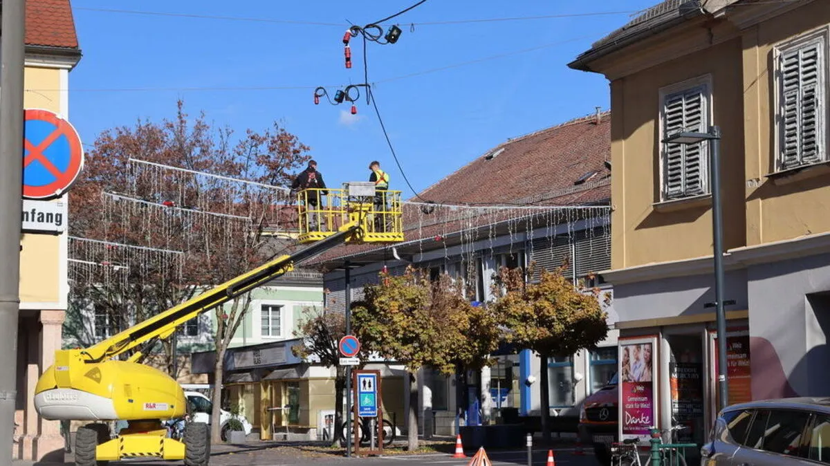 Die Weihnachtsbeleuchtung hängt in Weiz bereits
