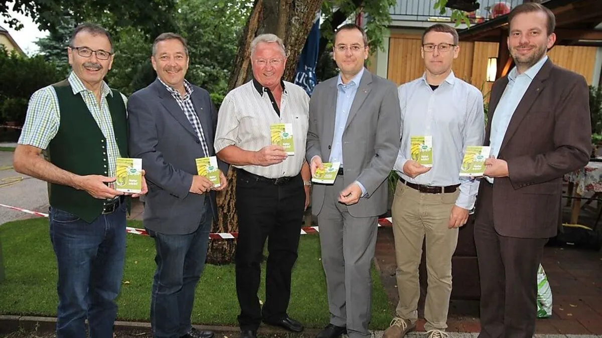 Obmann Franz Grabenhofer (3. von links) konnte Mitgliedern und Gästen eine positive Bilanz präsentieren