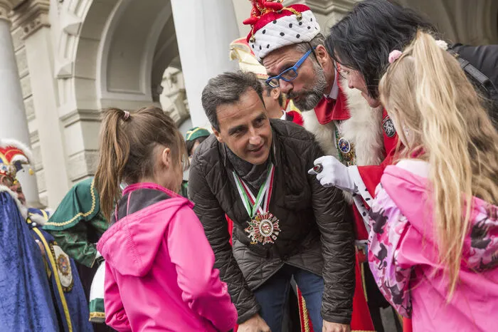 So schnell kann's gehen: Bürgermeister Siegfried Nagl wurde aus dem Rathaus geholt - jetzt sind die Narren an der Macht
