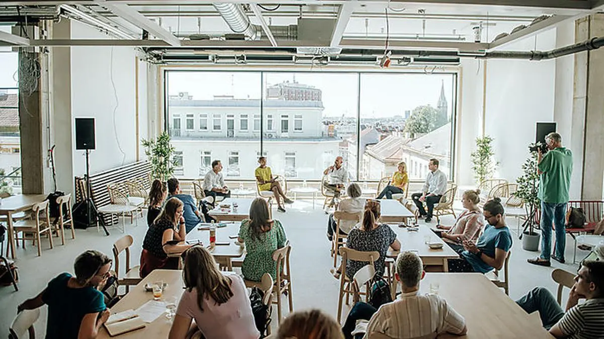 Ausblick aus dem Restaurant des neuen City-Ikea am Westbahnhof in Wien