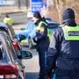Oberaudorf, Bavaria, Germany - February 6, 2025: Symbolic picture border control. Police officers check a car at the border crossing from Austria to Germany in Oberaudorf *** Symbolbild Grenzkontrolle. Polizisten kontrollieren ein Auto am Grenzübertritt von Österreich nach Deutschland in Oberaudorf