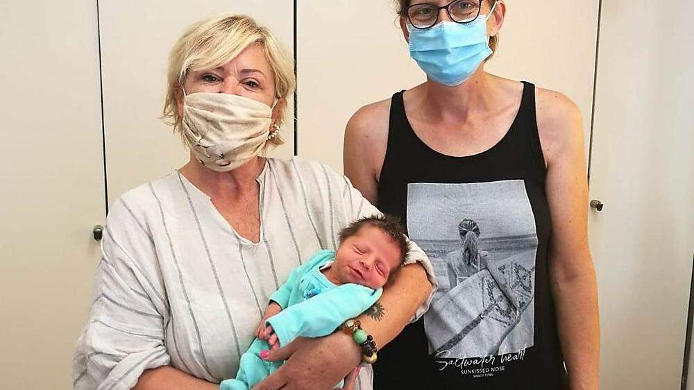 Baby Paolo mit Mutter Tamara (rechts) und Nicoletta Olivieri