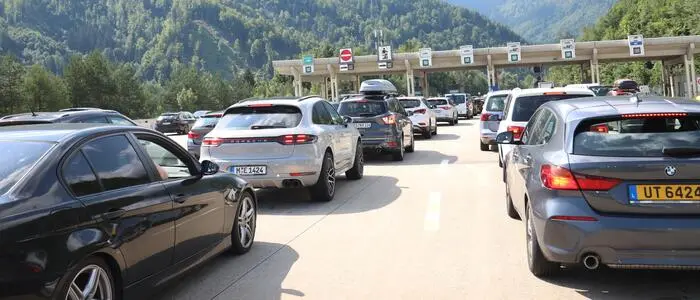 Man sieht Autos auf einer Autobahn im Stau stehen