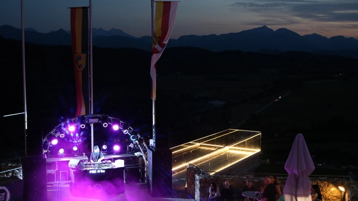 Petra und Bernhard Dobrounig vom Schlossberg mit Herz veranstalteten diesen Abend gemeinsam mit dem DJ Kollektiv Modular Mountain. Neben regionalen DJ wie Evarpare und Essa, sorgten auch Anni Herzer aus Wien und Wioler aus Salzburg für durchgehen heiße Musik. Vizebürgermeister Thorsten Unterberger gesellte sich zu späterer Stunde mit seinen erfolgreichen Fußballkollegen ebenfalls noch zu den Partyfreunden. 