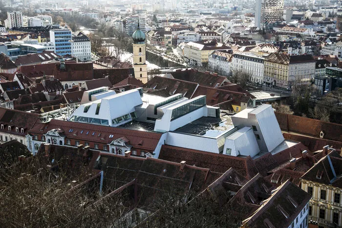 In der Realität blieb es aber bis heute beim hellen Dach, das sich nicht in die historische Baukultur einfügt.