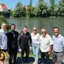 Alois Gollenz mit Bürgermeisterin Urška Mauko Tuš (Gemeinde Gornja Radgona), Bürgermeister Karl Lautner (Gemeinde Bad Radkersburg), Bürgermeister Martin Weber (Gemeinde Tieschen) und dem Extremschwimmer Martin Strel beim Versenken seines Sekts