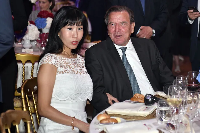 Gerhard Schröder, ehemaliger Bundeskanzler Deutschlands  und seine Gattin Soyeon Kim waren ebenfalls in der Wiener Hofburg.